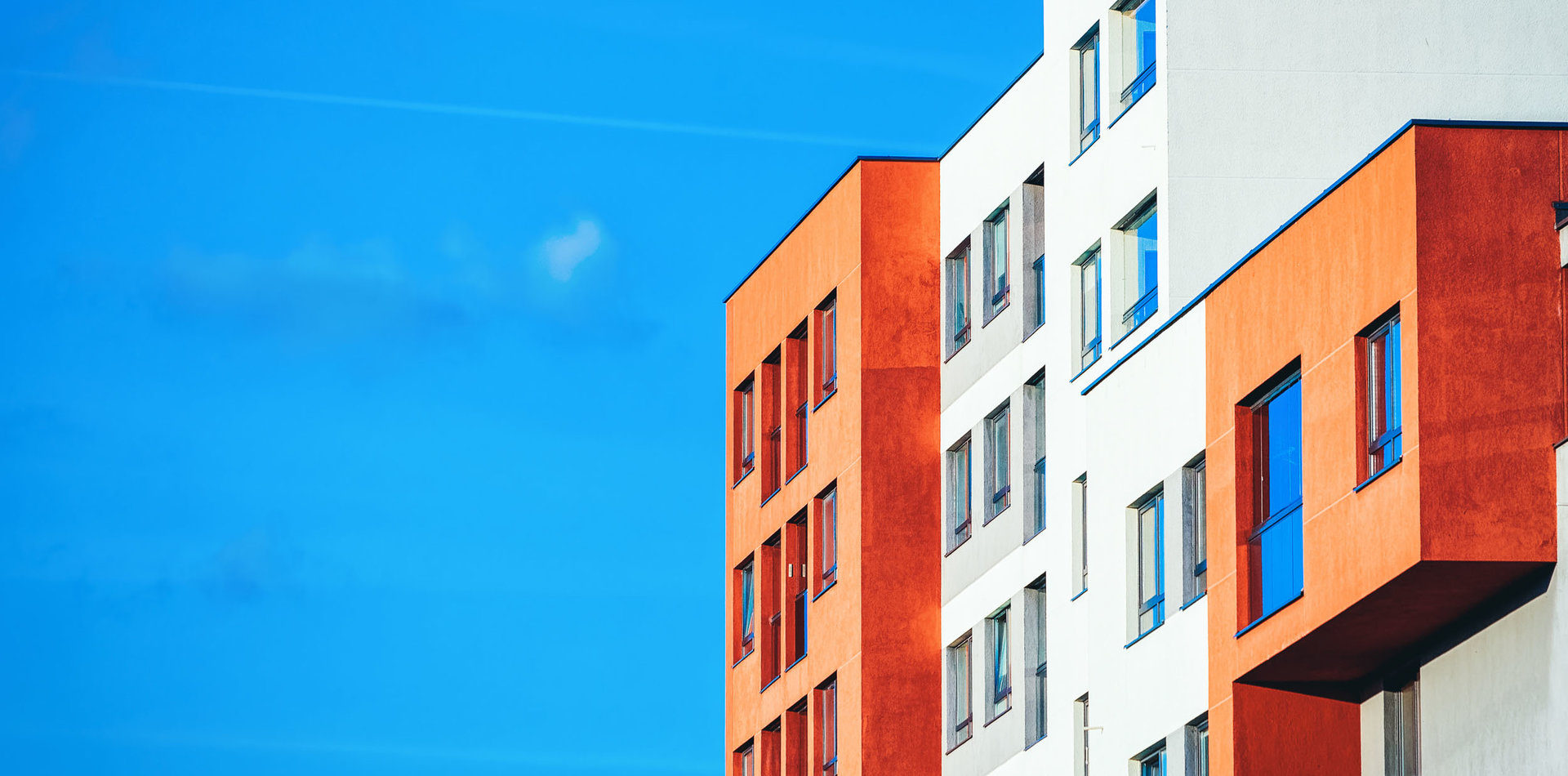 Hochhaus vor blauem Himmel